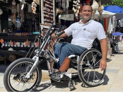 Le roban en Playa del Carmen su bicicleta a Paralímpico mexicano de Tokio, Omar Echeverría