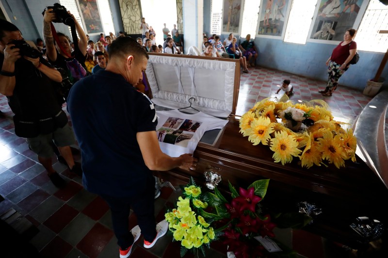 Sepultan en El Salvador restos de migrante muerto por incendio en Ciudad Juárez - sepultan-en-el-salvador-restos-de-migrante-muerto-por-incendio-en-ciudad-juarez-2-1024x683