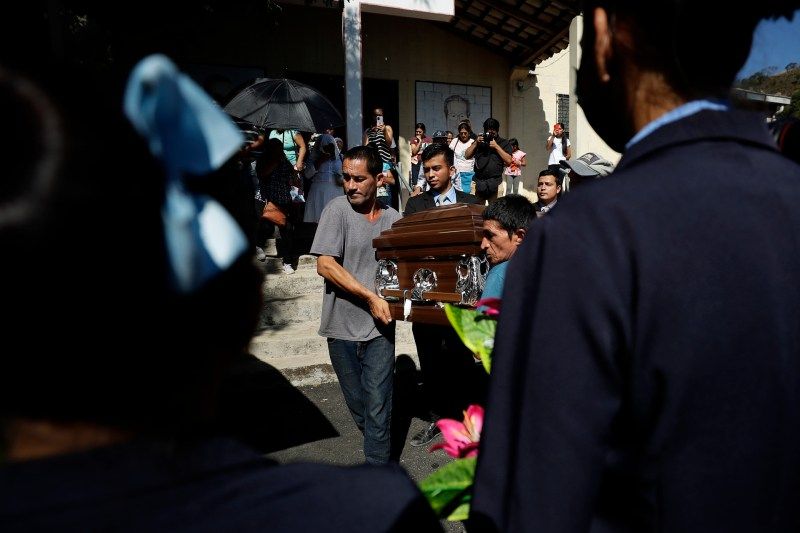 Sepultan en El Salvador restos de migrante muerto por incendio en Ciudad Juárez