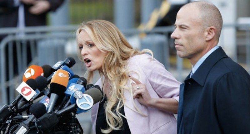 Stormy Daniels con Michael Avenatti. Foto de The Hill