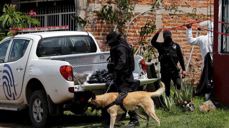Fotografía fechada el 17 de julio de 2020 que muestra a Miembros de la Fiscalía del Estado y peritos del Instituto Jalisciense de Ciencias Forenses (IJCF) trabajando en una nueva fosa clandestina en El Salto, Jalisco. Foto de EFE/ Francisco Guasco.