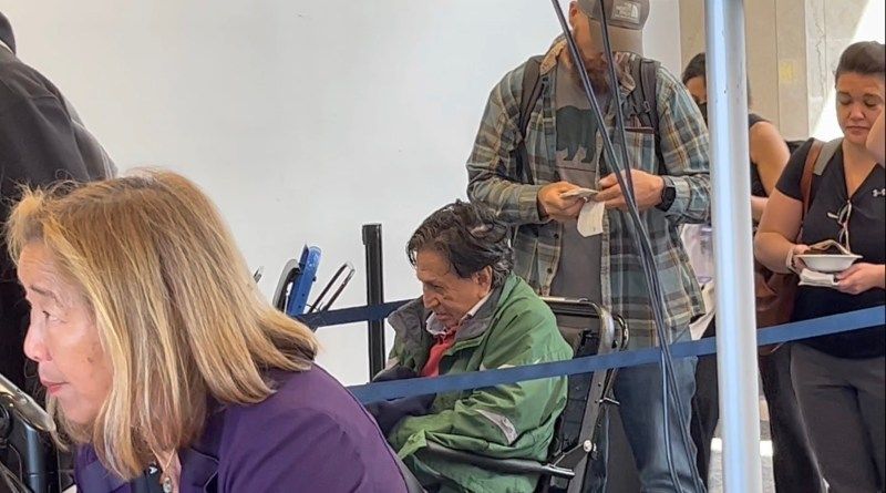 Captura de un video donde se puede ver al expresidente peruano Alejandro Toledo esperando para volar desde el Aeropuerto Internacional de San Francisco al de Los Ángeles, donde permanecerá menos de cuatro horas antes de despegar hacia Lima. Foto de EFE/ EFE.