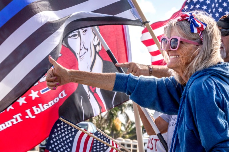 Trump asegura que no ha tenido "tanto apoyo y amor como ahora" - tras-imputacion-grupos-protestan-a-favor-de-trump-en-florida-1024x683