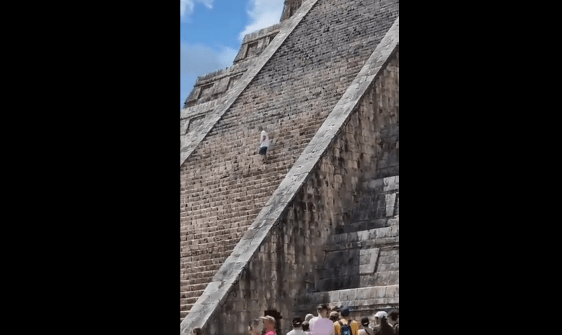 Turista sube al Castillo de Chichén Itzá y testigos exigen doble castigo. Foto tomada de video