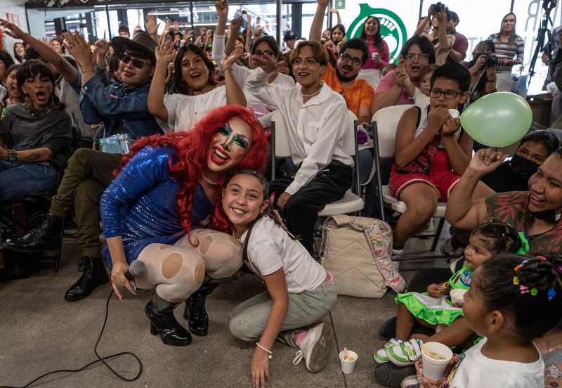 Un grupo de Drag Queens realiza una lectura de cuentos a niños en el norte de México - drag-cuentos-mexico-1024x707