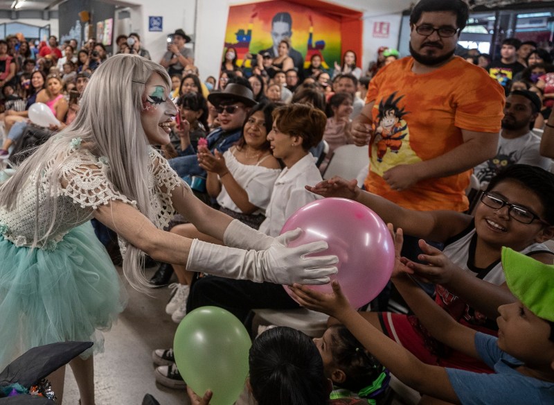 Un grupo de Drag Queens realiza una lectura de cuentos a niños en el norte de México - drag-cuentos-mexico-2-1024x747