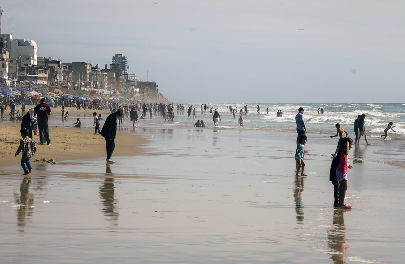 Vacacionistas acuden a playas contaminadas en Tijuana pese a advertencias - vacacionistas-acuden-a-playas-contaminadas-en-tijuana-pese-a-advertencias-2-1024x668