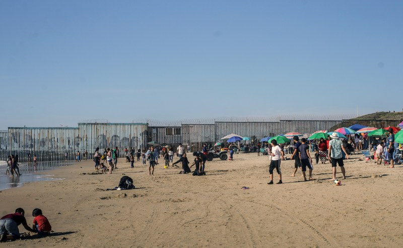 Vacacionistas acuden a playas contaminadas en Tijuana pese a advertencias - vacacionistas-acuden-a-playas-contaminadas-en-tijuana-pese-a-advertencias-1024x629