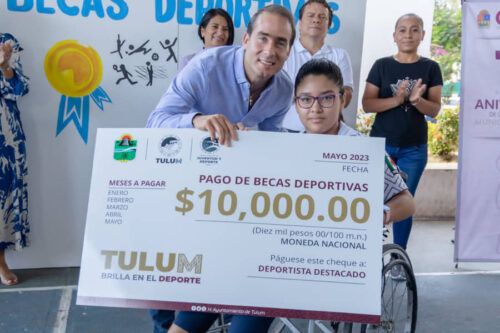 Diego Castañón entrega becas deportivas municipales a Tulumnenses