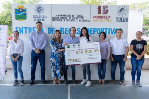 Diego Castañón entrega becas deportivas municipales a Tulumnenses