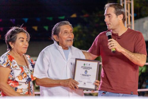 Multitudinaria asistencia en espectáculo de lucha libre en Tulum