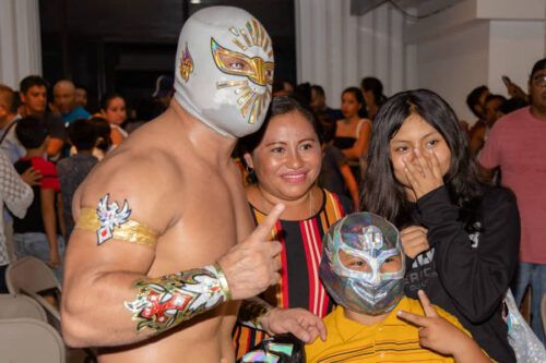 Multitudinaria asistencia en espectáculo de lucha libre en Tulum
