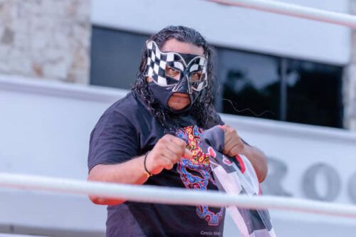 Multitudinaria asistencia en espectáculo de lucha libre en Tulum