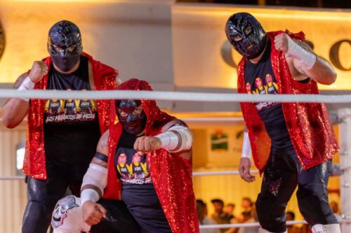 Multitudinaria asistencia en espectáculo de lucha libre en Tulum
