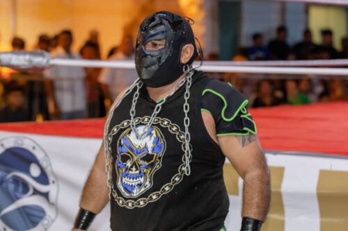 Multitudinaria asistencia en espectáculo de lucha libre en Tulum