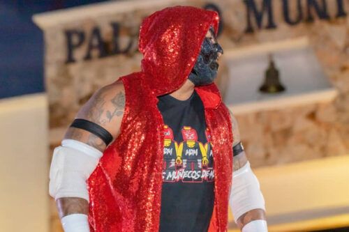 Multitudinaria asistencia en espectáculo de lucha libre en Tulum