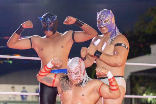 Multitudinaria asistencia en espectáculo de lucha libre en Tulum