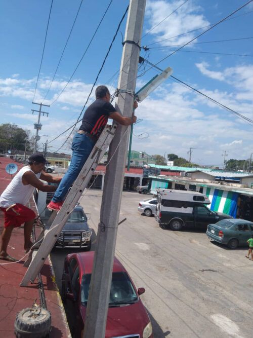 Fortalecen iluminación del estacionamiento del Mercado "Lázaro Cárdenas"