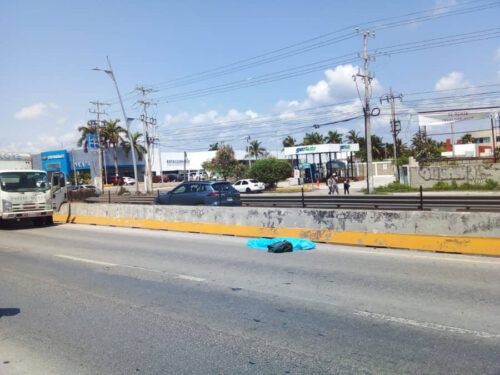 QUERÍA CRUZAR EL PUENTE: Pierde la vida atropellado en el bulevar Playa del Carmen
