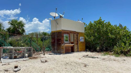 Clausuran baños en Punta Esmeralda por no contar con permisos; preparan denuncias ante Profepa