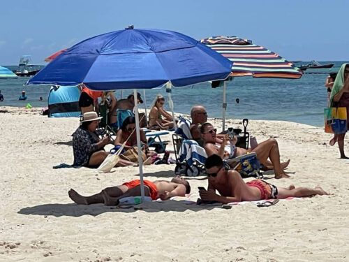 Exceso de ruido en la zona turística de Playa del Carmen afecta la estancia de turistas