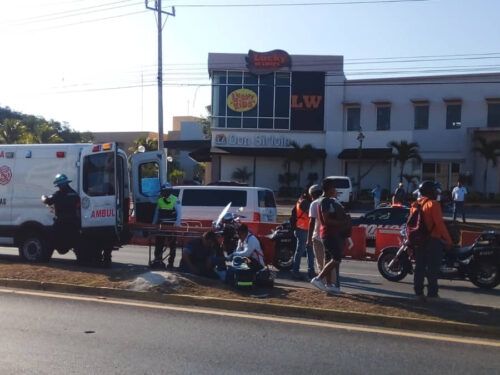Atropella a una mujer y se da a la fuga en el bulevar Playa del Carmen; policías le dan alcance