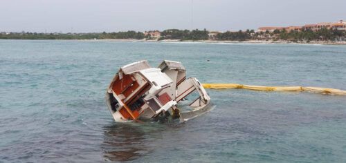 NO LO PUDIERON RESCATAR || Barco griego contamina zona arrecifal con hundimiento