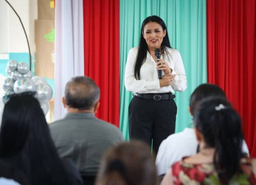 Inaugura Blanca Merari presentación de proyectos de emprendimiento de alumnos del COBACH en Puerto Morelos
