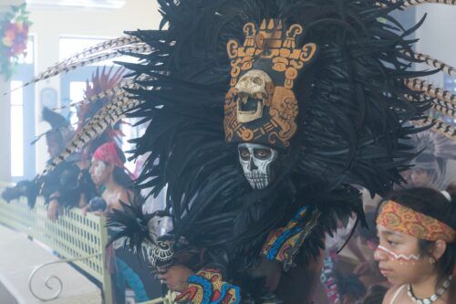 Ofrenda y danza prehispánica en honor a la Santa Cruz de Sabán