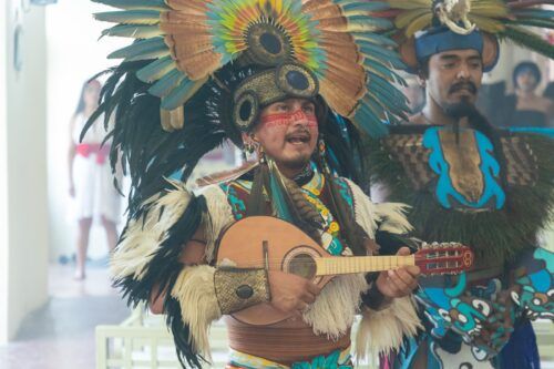 Ofrenda y danza prehispánica en honor a la Santa Cruz de Sabán