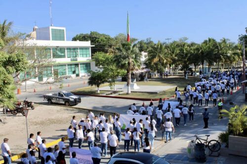 Participan trabajadores municipales y de diversos sindicatos en el desfile por el Día Internacional del Trabajo