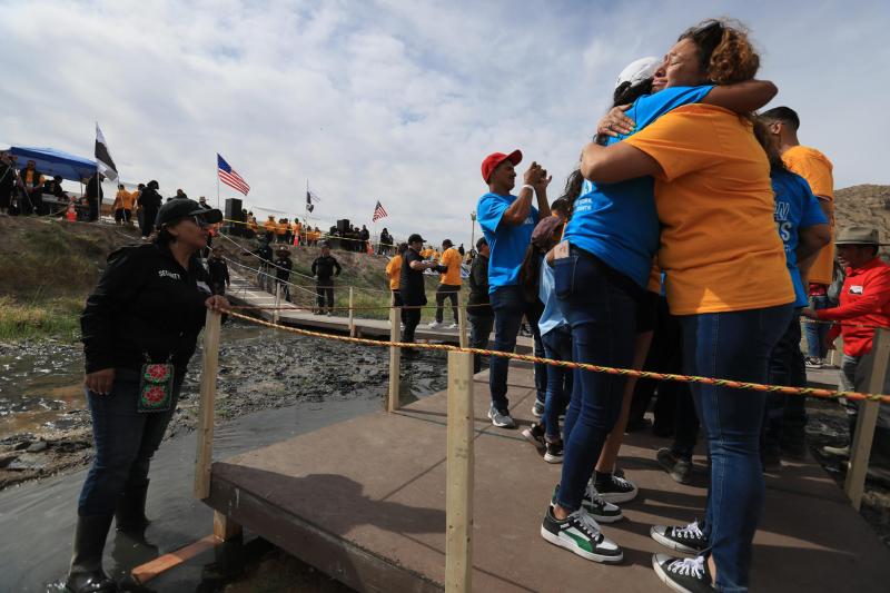 Familias separadas por política migratoria se "abrazan" en límite México-EE.UU. - abrazos-no-muros-ciudad-juarez-el-paso-1024x683