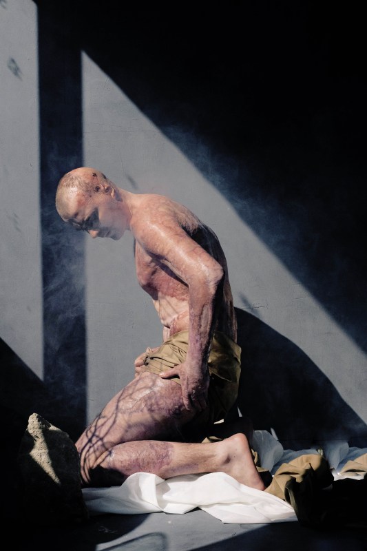 Fotógrafa ucraniana convierte en belleza y respeto los cuerpos mutilados de los soldados - fotografa-ucraniana-convierte-en-belleza-y-respeto-los-cuerpos-mutilados-de-sus-soldados-2-683x1024