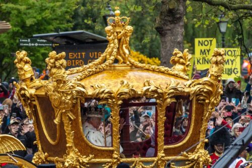 La coronación de Carlos III, un evento británico para una audiencia mundial