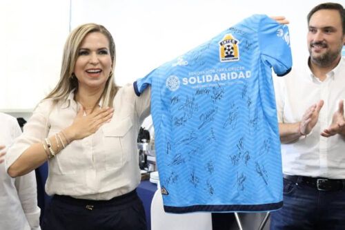 Lili Campos convive con jugadores del Inter Playa, subcampeones de la Liga Premier