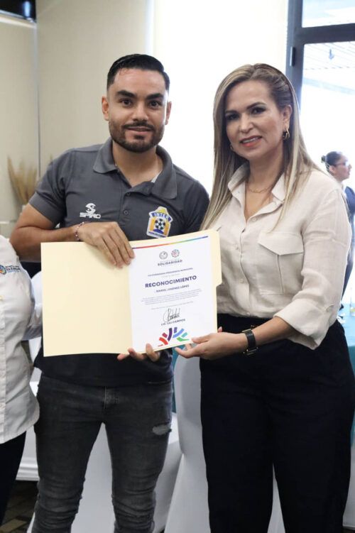 Lili Campos convive con jugadores del Inter Playa, subcampeones de la Liga Premier