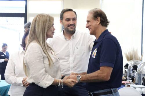 Lili Campos convive con jugadores del Inter Playa, subcampeones de la Liga Premier