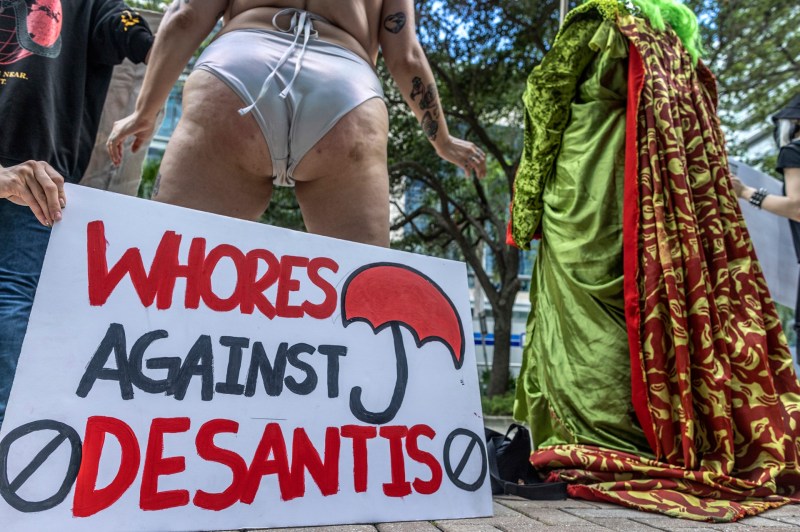 Manifestantes en Miami tachan a DeSantis de fascista y racista - manifestantes-en-miami-tachan-a-desantis-de-fascista-y-racista-1024x681