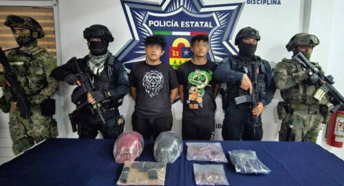 Detienen a dos narcomenudistas con un arma y drogas en Tulum