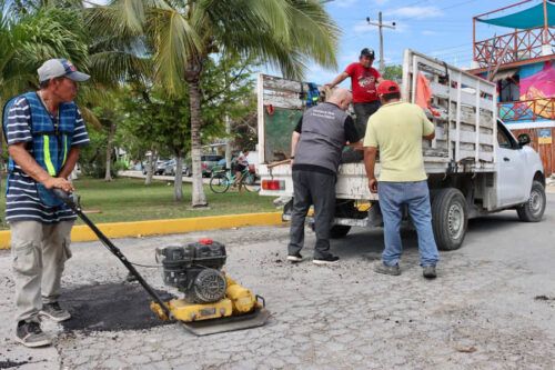 Puerto Morelos, pionero en Quintana Roo en bacheo en frío para reparar vialidades