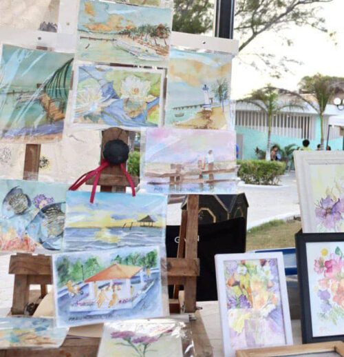 Silvia Luz, una pintora al rescate de la tradición de adquirir postales de viaje
