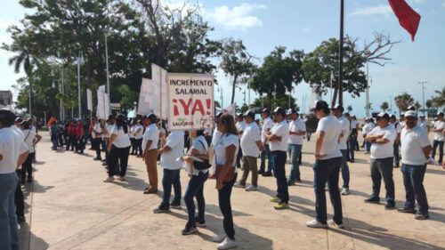 Marchan sindicatos en la capital para exigir mejoras laborales