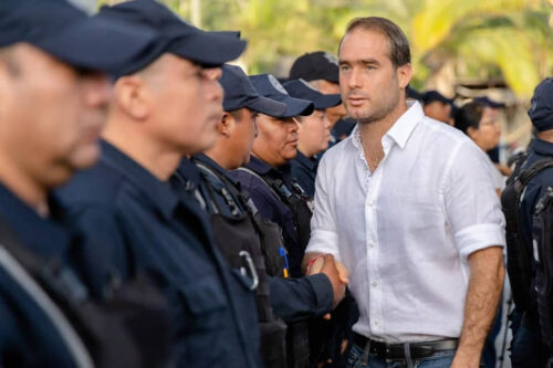 Anuncia Castañón aumento salarial a policías de Tulum, y la rifa de una casa