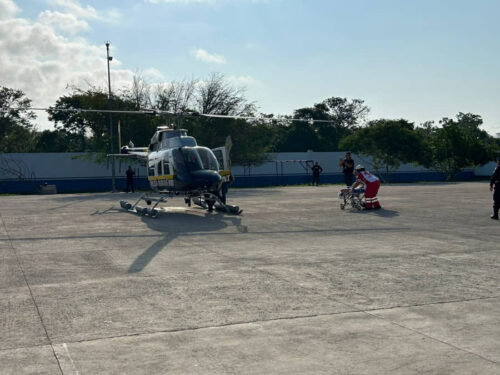 Trasladan en helicóptero a mujer baleada en Lázaro Cárdenas