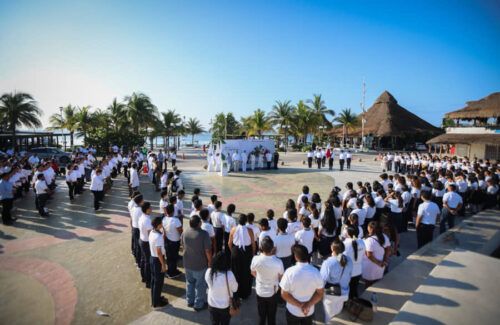 Encabeza Blanca Merari conmemoración de la Marina en Puerto Morelos