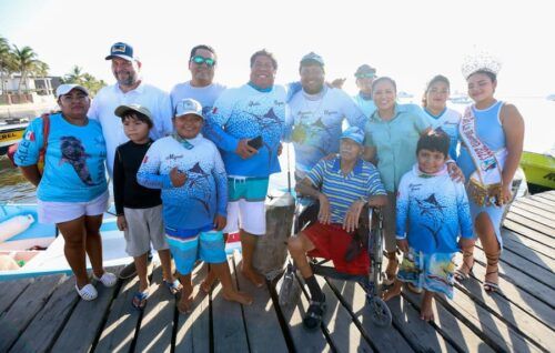 Blanca Merari Tziu da disparo de salida a embarcaciones del torneo de pesca en el marco del Torneo de Pesca en el marco del Festival del Día de la Marina en Puerto Morelos