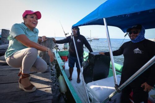 Blanca Merari Tziu da disparo de salida a embarcaciones del torneo de pesca en el marco del Torneo de Pesca en el marco del Festival del Día de la Marina en Puerto Morelos