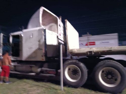 Trailer se sale de la carretera sobre el boulevard playa del Carmen