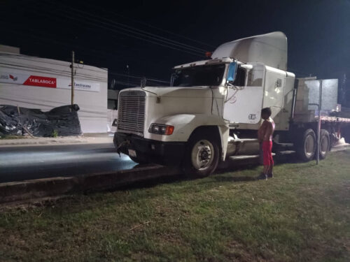 Trailer se sale de la carretera sobre el boulevard playa del Carmen