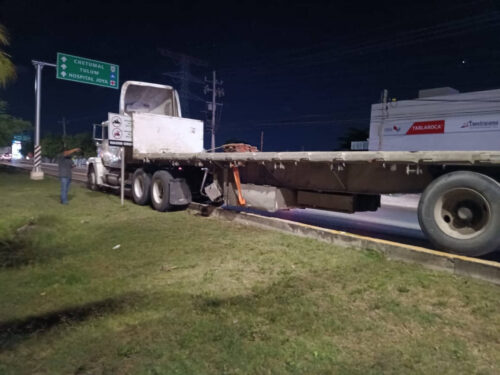 Trailer se sale de la carretera sobre el boulevard playa del Carmen